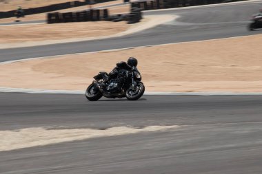 Antrenman gününde bir yarış pistinde motosiklet yarışı 