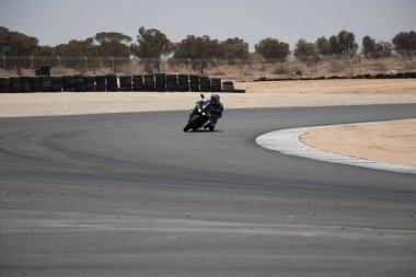 Antrenman gününde bir yarış pistinde motosiklet yarışı 