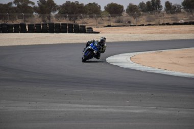 Antrenman gününde bir yarış pistinde motosiklet yarışı 