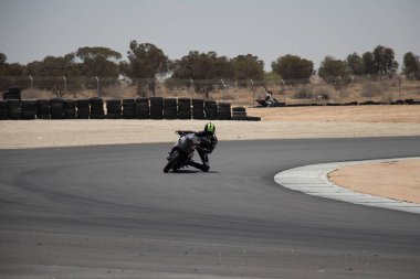 Antrenman gününde bir yarış pistinde motosiklet yarışı 