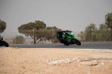 Antrenman gününde bir yarış pistinde motosiklet yarışı 