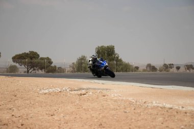 Antrenman gününde bir yarış pistinde motosiklet yarışı 