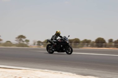 Antrenman gününde bir yarış pistinde motosiklet yarışı 