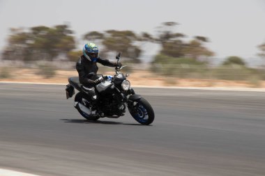 Antrenman gününde bir yarış pistinde motosiklet yarışı 