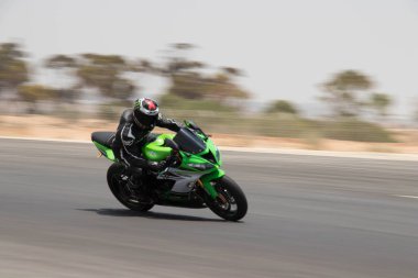 Antrenman gününde bir yarış pistinde motosiklet yarışı 