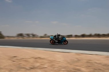 Antrenman gününde bir yarış pistinde motosiklet yarışı 