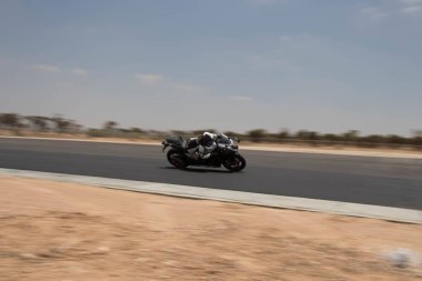 Antrenman gününde bir yarış pistinde motosiklet yarışı 