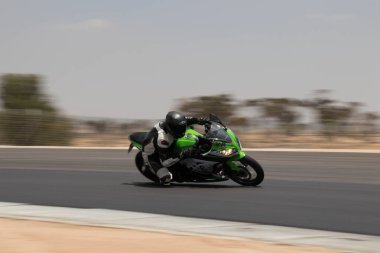 Antrenman gününde bir yarış pistinde motosiklet yarışı 