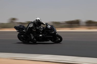 Antrenman gününde bir yarış pistinde motosiklet yarışı 