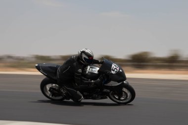 Antrenman gününde bir yarış pistinde motosiklet yarışı 