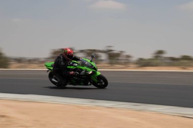 Antrenman gününde bir yarış pistinde motosiklet yarışı 