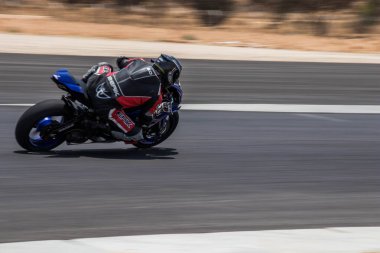 Antrenman gününde bir yarış pistinde motosiklet yarışı 