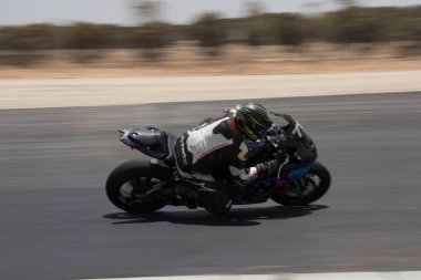 Antrenman gününde bir yarış pistinde motosiklet yarışı 