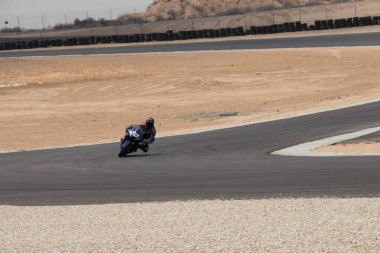 Antrenman gününde bir yarış pistinde motosiklet yarışı 