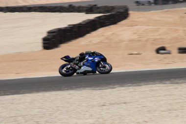 Antrenman gününde bir yarış pistinde motosiklet yarışı 