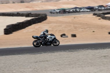 Antrenman gününde bir yarış pistinde motosiklet yarışı 