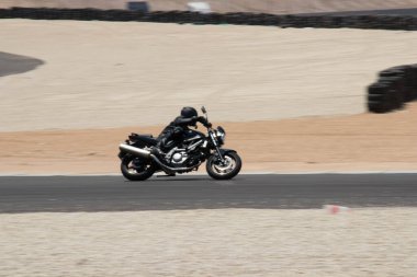 Antrenman gününde bir yarış pistinde motosiklet yarışı 