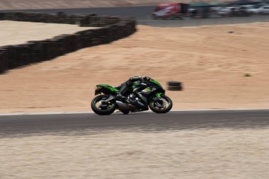 Antrenman gününde bir yarış pistinde motosiklet yarışı 