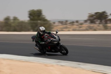 Antrenman gününde bir yarış pistinde motosiklet yarışı 