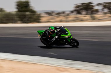 Antrenman gününde bir yarış pistinde motosiklet yarışı 