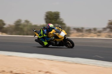 Antrenman gününde bir yarış pistinde motosiklet yarışı 