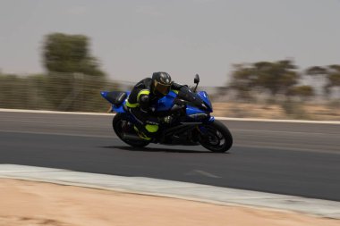 Antrenman gününde bir yarış pistinde motosiklet yarışı 