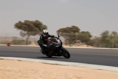 Antrenman gününde bir yarış pistinde motosiklet yarışı 