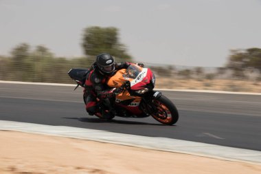 Antrenman gününde bir yarış pistinde motosiklet yarışı 