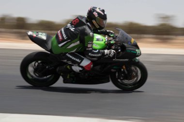 Antrenman gününde bir yarış pistinde motosiklet yarışı 