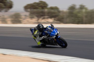 Antrenman gününde bir yarış pistinde motosiklet yarışı 