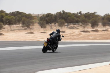 Antrenman gününde bir yarış pistinde motosiklet yarışı 