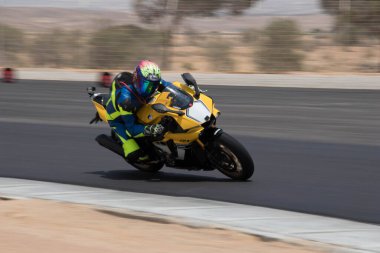 Antrenman gününde bir yarış pistinde motosiklet yarışı 