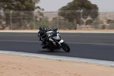 Antrenman gününde bir yarış pistinde motosiklet yarışı 