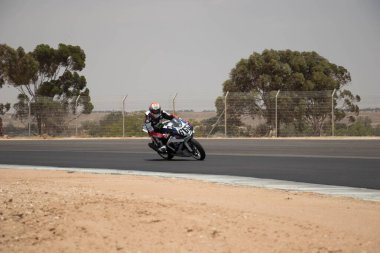 Antrenman gününde bir yarış pistinde motosiklet yarışı 