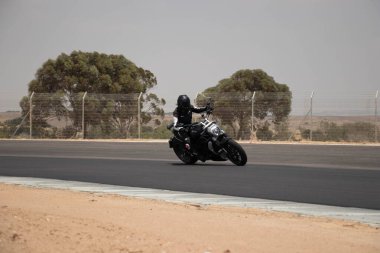 Antrenman gününde bir yarış pistinde motosiklet yarışı 