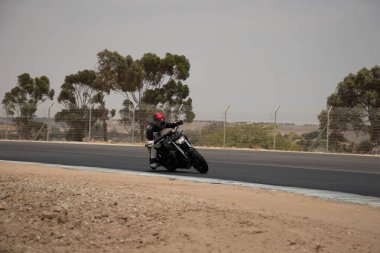 Antrenman gününde bir yarış pistinde motosiklet yarışı 