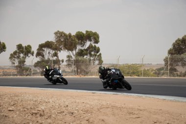 Antrenman gününde bir yarış pistinde motosiklet yarışı 