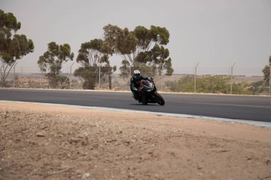 Antrenman gününde bir yarış pistinde motosiklet yarışı 