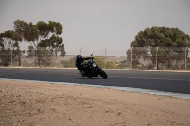 Antrenman gününde bir yarış pistinde motosiklet yarışı 