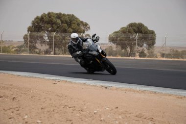 Antrenman gününde bir yarış pistinde motosiklet yarışı 