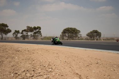 Antrenman gününde bir yarış pistinde motosiklet yarışı 