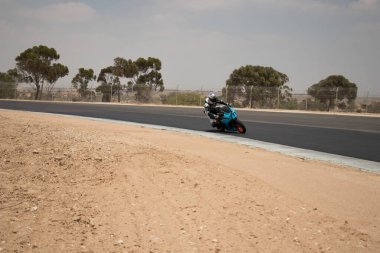 Antrenman gününde bir yarış pistinde motosiklet yarışı 