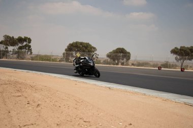 Antrenman gününde bir yarış pistinde motosiklet yarışı 