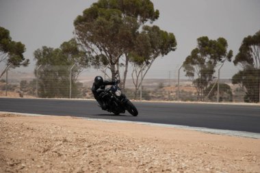 Antrenman gününde bir yarış pistinde motosiklet yarışı 