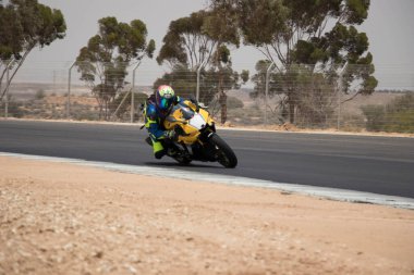 Antrenman gününde bir yarış pistinde motosiklet yarışı 