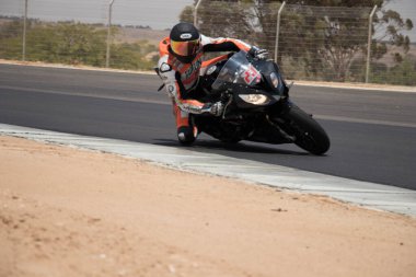 Antrenman gününde bir yarış pistinde motosiklet yarışı 