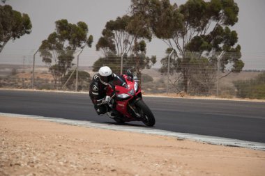 Antrenman gününde bir yarış pistinde motosiklet yarışı 