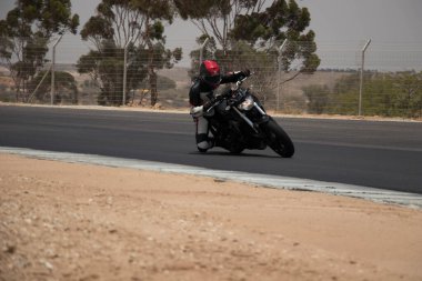 Antrenman gününde bir yarış pistinde motosiklet yarışı 