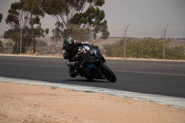 Antrenman gününde bir yarış pistinde motosiklet yarışı 