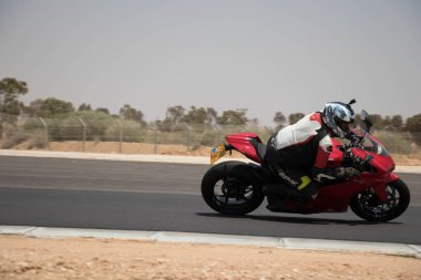 Antrenman gününde bir yarış pistinde motosiklet yarışı 